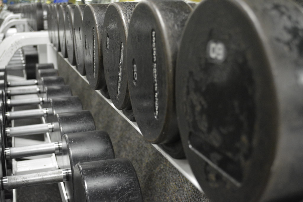Reihe von Laufbändern im Ausstellungsraum für Fitnessgeräte