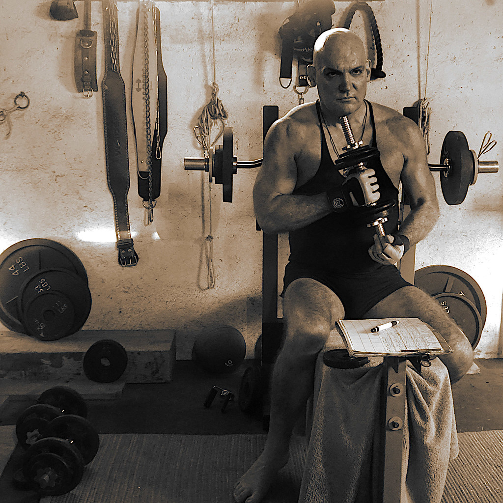 Functional-Training-Rack mit Kettlebells und Medizinbällen